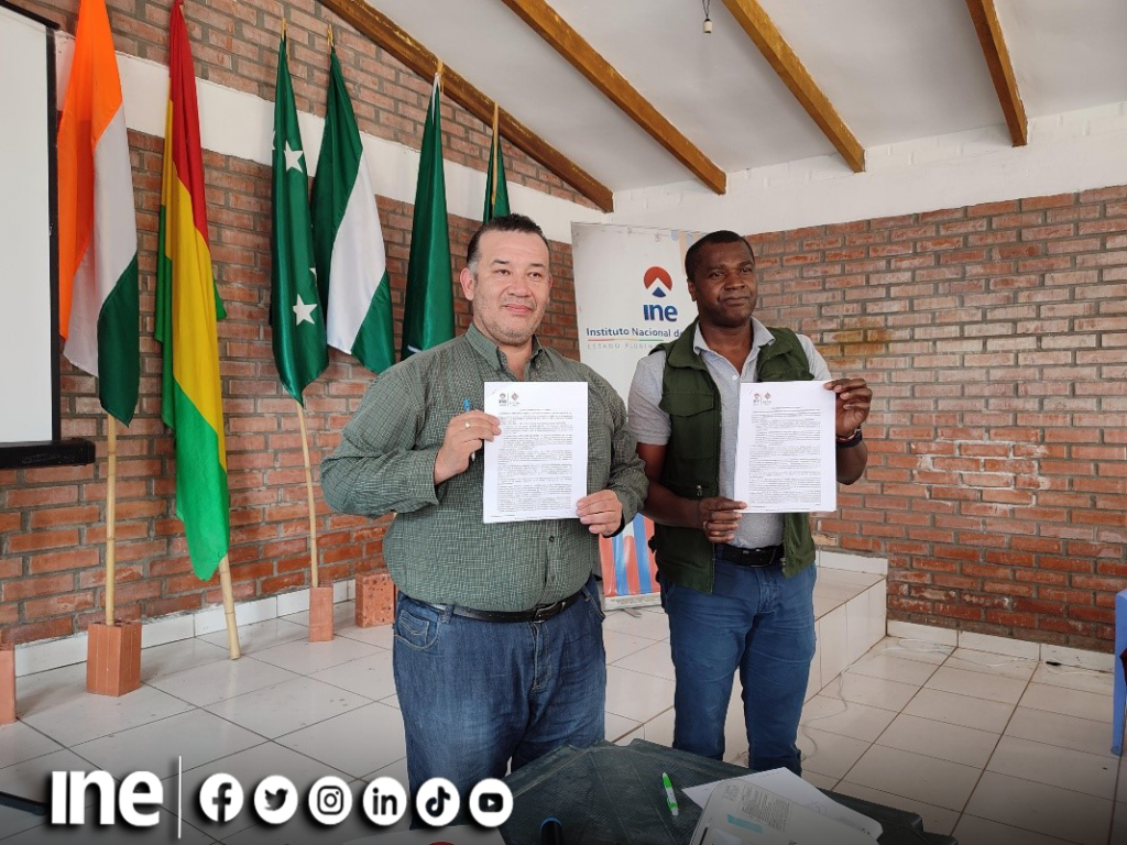 Alcalde de Coripata, Julio Salinas Ballivián muestra la firma de convenio para apoyo a la etapa pre censal y la ACE.