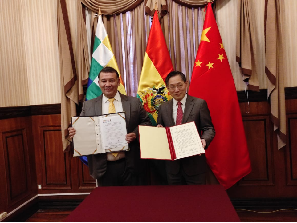 Embajador de la República Popular de China, Huang Yazhong y el Director General Ejecutivo del INE, Humberto Arandia Claure muestran el acta de entrega de la donación de tablets en el Ministerio de Relaciones Exteriores.