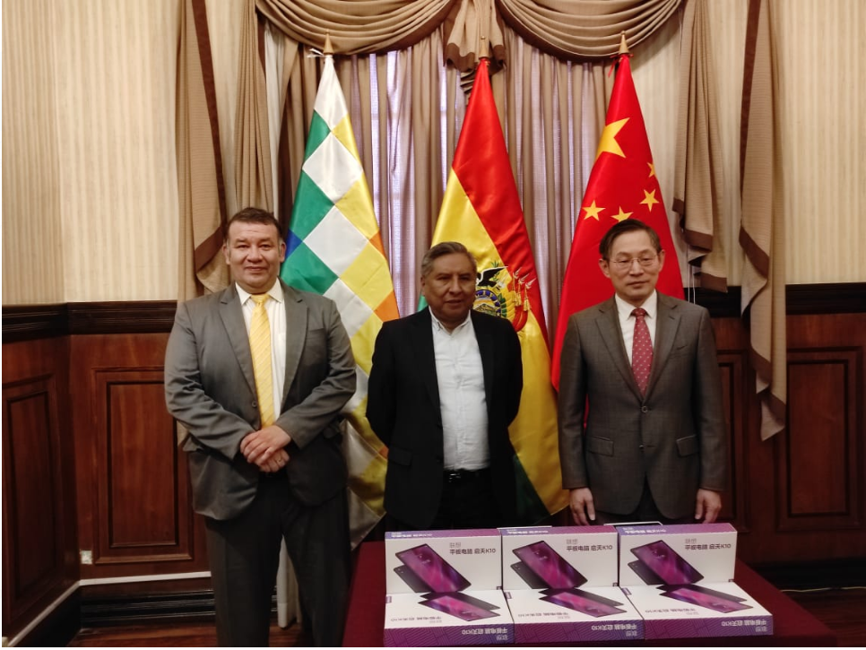 Gobierno de China dona lote de tablets para contribuir al trabajo del censo 2024