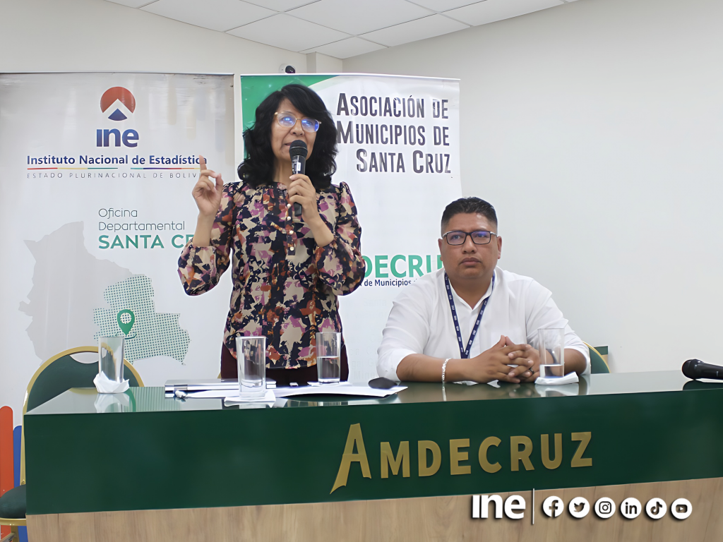 Personal del INE, socializando en AMDECRUZ