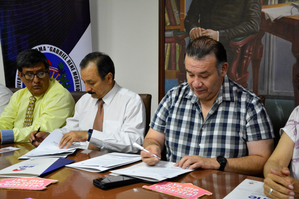 Humberto Arandia y Vicente Cuellar, durante el acto de firma del acuerdo en la UAGRM