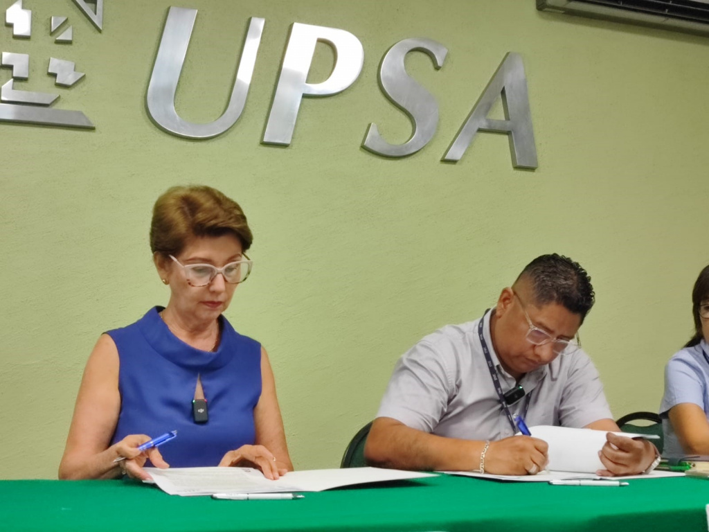 Las autoridades durante la firma del convenio.