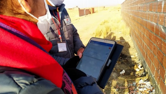 Actualizadores utilizan dispositivos móviles en la prueba piloto realizada en Laja. (16/08/2021)