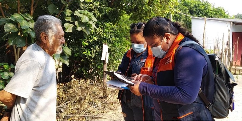 Actualizadores registran datos de un comunario de El Torno, durante la prueba piloto (24/08/2021)