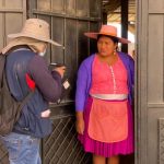 En Toco, una ama de casa colabora y muestra interés en las preguntas realizadas en el operativo. (24/08/2021)