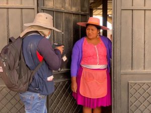 En Toco, una ama de casa colabora y muestra interés en las preguntas realizadas en el operativo. (24/08/2021)