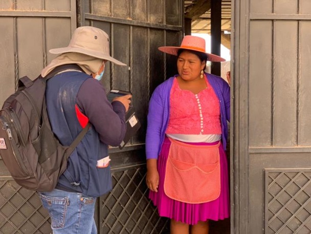 En Toco, una ama de casa colabora y muestra interés en las preguntas realizadas en el operativo. (24/08/2021)