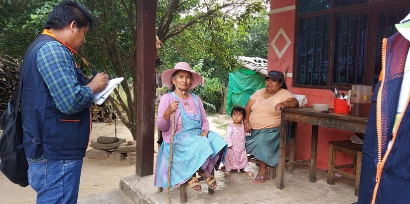 Familia de agricultores siendo entrevistados en prueba piloto en el municipio de El Torno, Santa Cruz (24/08/2021)