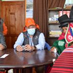 Autoridades del INE en reunión con autoridades originarias y el alcalde de Taraco. (09/08/2021)