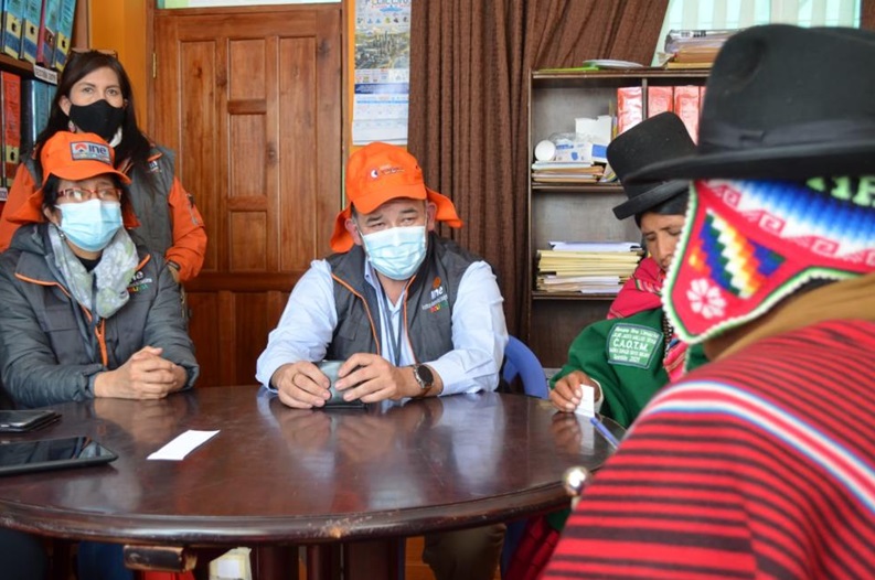Autoridades del INE en reunión con autoridades originarias y el alcalde de Taraco. (09/08/2021)