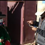 Marcelina Tapia recibe en su domicilio en Taraco a uno de nuestros brigadistas. (09/08/2021)