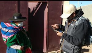 Marcelina Tapia recibe en su domicilio en Taraco a uno de nuestros brigadistas. (09/08/2021)