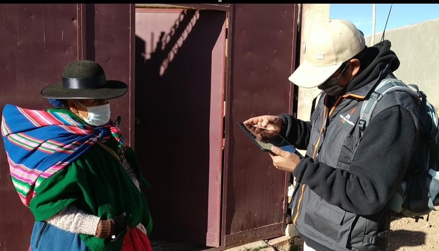 Marcelina Tapia recibe en su domicilio en Taraco a uno de nuestros brigadistas. (09/08/2021)