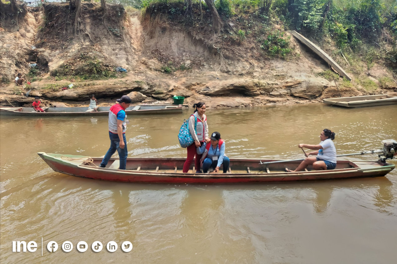 Brigadistas se trasladan en lanchas para llegar a los municipios más alejados del norte del país.