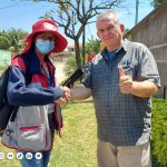 Funcionarios del INE en trabajo de la Actualización Cartográfica Estadística junto al informante calificado del hogar.