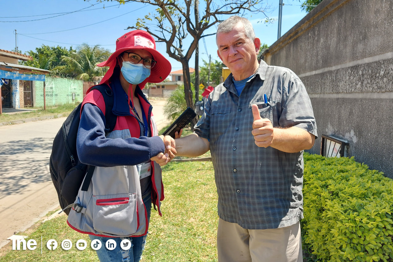 Funcionarios del INE en trabajo de la Actualización Cartográfica Estadística junto al informante calificado del hogar.